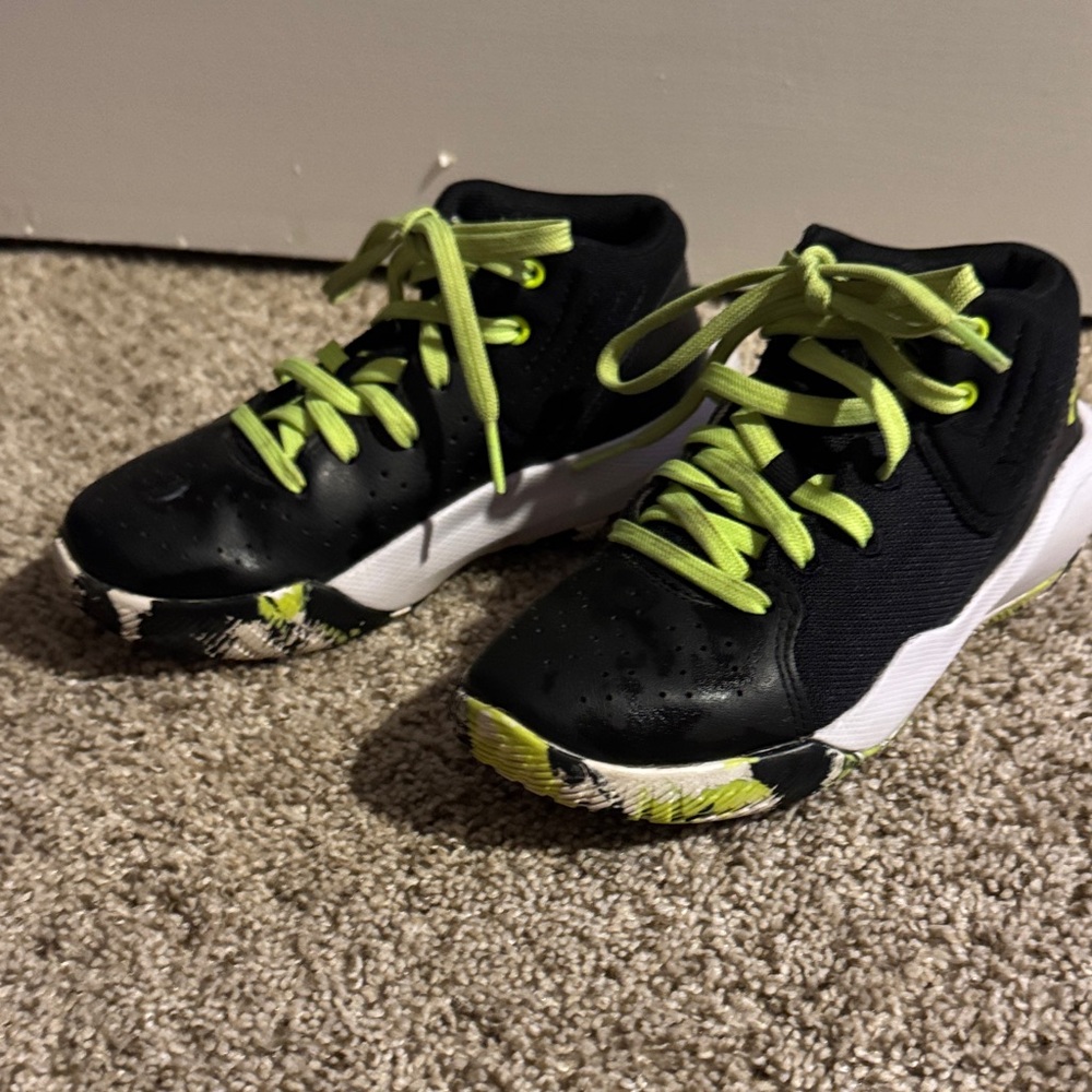 Under Armour Kids Black and Neon Green Sneakers